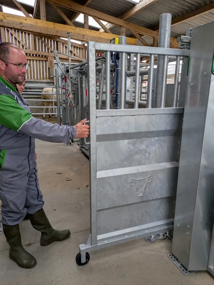 <em class="placeholder">Porte coulissante isolant la cage de contention du couloir de contention</em>