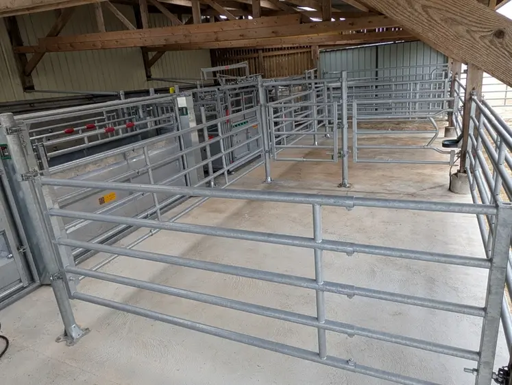 <em class="placeholder">Boxes de tri des bovins équipés d'un point d'eau</em>