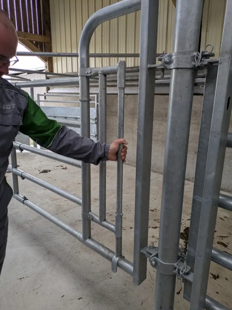 <em class="placeholder">Passage d'homme intégré dans les barrière du couloir de contention</em>