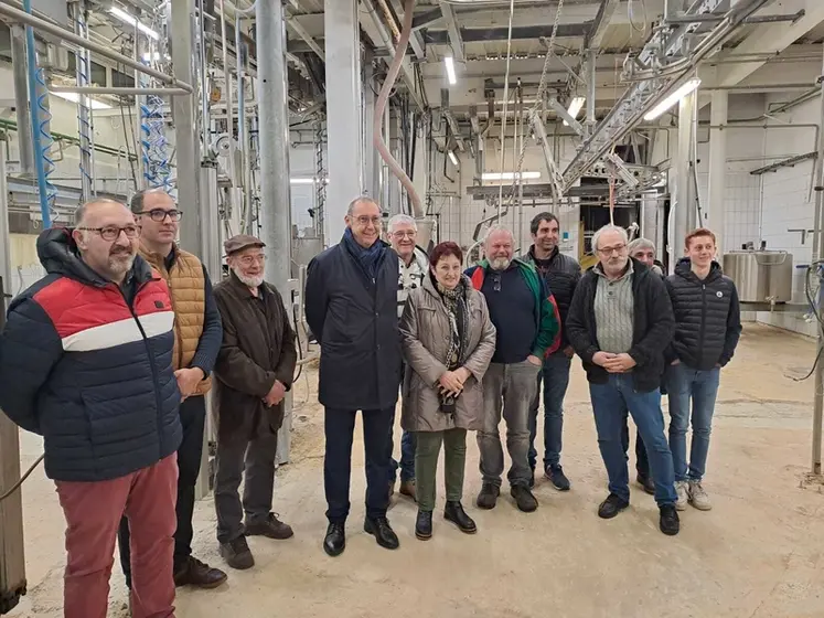 <em class="placeholder">Samuel Bionda, directeur de l'abattoir, Alexandre Lorré, président de la SCIC Viandes du Nivernais ainsi que des administrateurs de la SCIC et des représentants du Conseil ...</em>