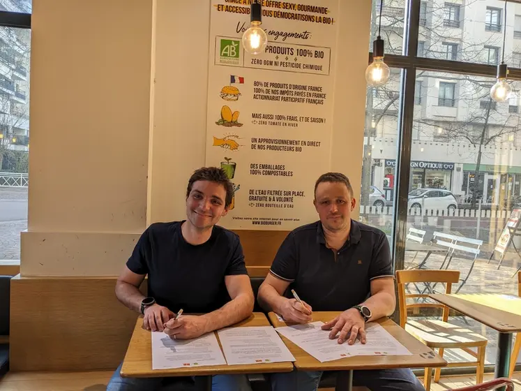 <em class="placeholder">Louis Frack, co-fondateur de Bioburger, et Simon Groot Koerkamp, co-président d'Unebio et éleveur dans la Meuse, ont signé un partenariat entre les deux structures pour la ...</em>