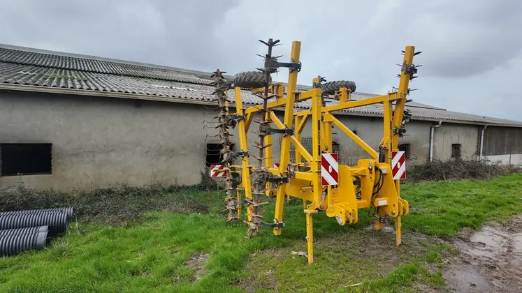 <em class="placeholder">Bêche roulante TerraStar pour détruire le couvert et la féverole en particulier</em>