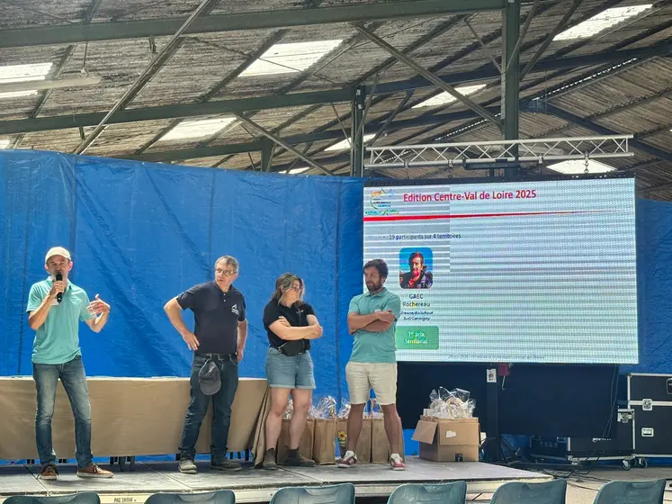 remise des prix du concours "Parie sur ta prairie" Centre-Val de Loire1 édition 2025 avec des éleveurs sur une scène