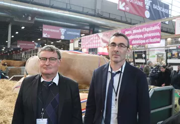 Lionel Giraudeau, directeur de France Blonde d'Aquitaine Sélection (à g.) et Pierre Burgan, président de l'OS (à d.) lors du Salon de l'Agriculture, le mardi 28 février 2023.