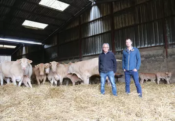 Éric Geoffroy et Stephen Duvignée, éleveurs à Vieuvicq en Eure-et-Loir. « Pour produire de la viande à moindre coût, il est essentiel d’avoir avant tout des vaches productives. » 