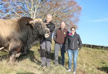 Jacki et Patrice Théron avec leur technicienne, Hélène Alexandre, en compagnie de Mignon, qui a été utilisé l’an dernier sur une bonne partie du troupeau. 