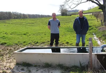 Julien et Nicolas Chardeau disposent maintenant de 25 bacs en béton de 1 000 litres, qui alimentent pratiquement toutes les surfaces en pâtures.