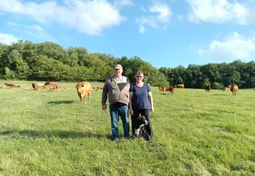 Christophe et Cécile Deveaux, éleveurs de soixante-dix vaches limousines à Sainte-Orse, en Dordogne