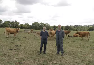 Vincent Chesnay (à gauche), chef d'exploitation de la ferme Le Bon Friche à Lalleu : élevage bio d’Angus, limousines et Takumi avec son salarié nouvellement embauché, ...