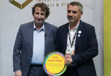 Marc Esquérré (Gault & Millau) et Emmanuel Bernard (Interbev) annoncent la création du trophée "Cuisine des prairies et des pâturages" au Salon de l'Agriculture 2024.