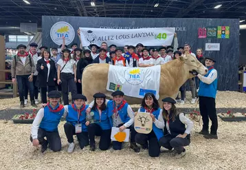 Au Salon de l'Agriculture 2024, Les Grands champions 2024 et 1er prix Section 4 groupe 2 races allaitantes sont les élèves d'Agricampus 40 d'Oeyreluy (Landes). Ils posent ...