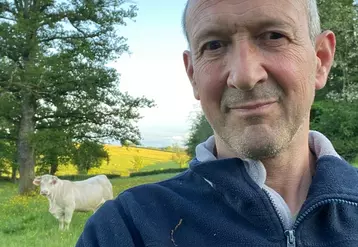 Christian Bajard, éleveur de 105 vaches allaitantes charolaises en exploitation individuelle sur 147 hectares dont 17 ha labourables à Saint-Symphorien-des-Bois (71)