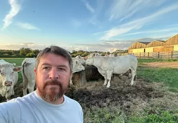 David Moisan, associé au Gaec Le Rocher Du Fresne à Sainte-Reine-de-Bretagne en Loire-Atlantique, 160 vêlages en race charolaise en système naisseur engraisseur, SAU de ...