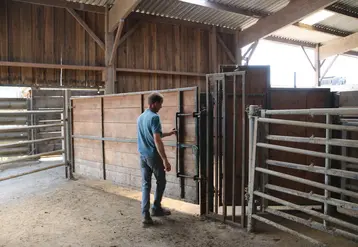 <em class="placeholder">Eleveur dans le camembert de sa contention constuite à l&#039;intérieur du bâtiment d&#039;élevage</em>