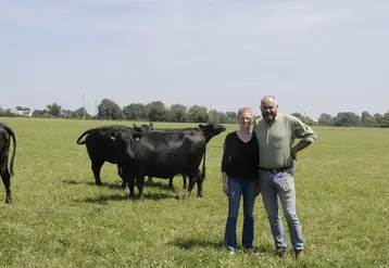 <em class="placeholder">Kathleen Brémont et Stéphane Le Moigne, à la tête d’un troupeau de 170 mères Angus à Ver dans la Manche</em>