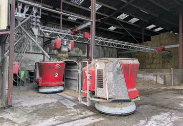 <em class="placeholder">Pendant qu&#039;un robot part distribuer, le second commence à être chargé par le grappin.</em>