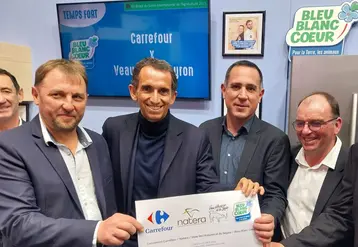 De gauche à droite : Stéphane Bourdarias, administrateur et président de l’Organisation de Producteurs de bovins de la coopérative Natura, Alexandre Bompard, PDG du groupe Carrefour, Julien Volpelier, directeur général adjoint de Natera, Pierre Cabrit, président de l’IRVA.