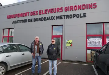 <em class="placeholder">Serge Chiappa, président du GEG (à gauche) et Philippe Nompeix, directeur, devant l’abattoir de Bègles. </em>