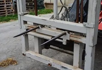 <em class="placeholder">une fourche avec piques coulissants qui permet de piquer puis d’aligner les bottes de foin les unes sur les autres</em>