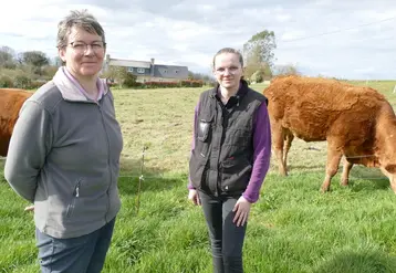 <em class="placeholder">Eleveuse et sa fille devant des vaches limousones dans un pré.</em>
