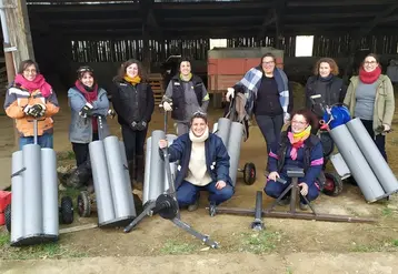 <em class="placeholder">Le groupe d’éleveuses Les elles de l’Adage (35) avec les outils conçus avec dans le cadre de l’accompagnement par
 L’atelier paysan.</em>