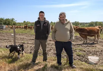 Jean-Noël Gémon et Fabien Milliéroux (dans l’élevage de ce dernier à Royan) adhèrent au dispositif Eleveur et Engagé.