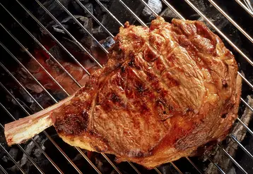 <em class="placeholder">Bovins viande / Transformation - Consommation / Côte de boeuf sur le grill . Viande rouge cuite au barbecue. Alimentation. Consommation de viande bovine</em>