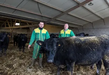 <em class="placeholder">Charly et Christian Marot, éleveurs, avec une génisse Angus</em>