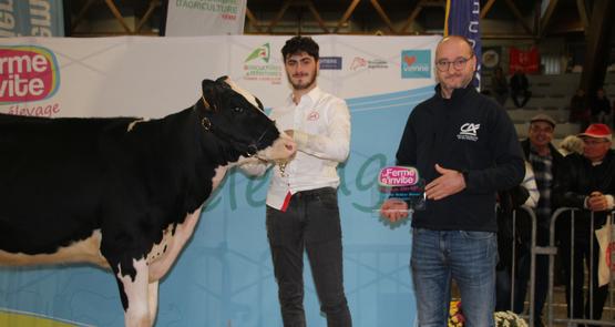 Samuel Gaborit remet le prix du meilleur présentateur en race laitière à Mathis Berquin.