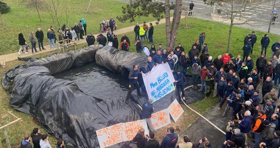 Mardi, les manifestants de la FNSEA, des JA et de l'Adiv, ont installé une réserve devant la permanence de Lisa Belluco.