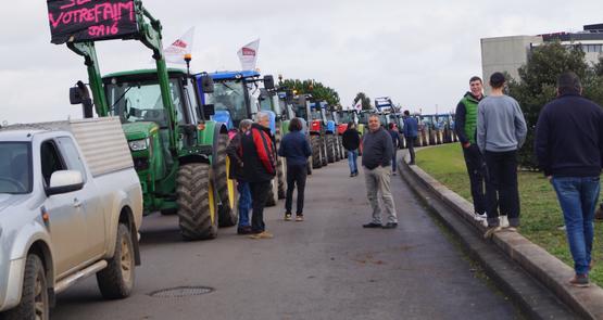 Le cortège de tracteurs se positionne dans le calme et dans une ambiance bon enfant.