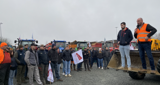 Devant un parterre de près de 300 agriculteurs, à Noron, l'éleveur caprin Flavien Favre et le céréalier Denis Mousseau ont détaillé l'état des lieux menant à la mobilisation.