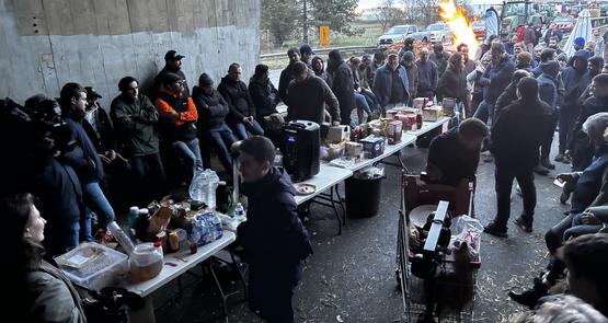 Les agriculteurs installés à Poitiers sud ont écouté le discours du Premier Ministre sur leur campement, sous le pont de l'autoroute.