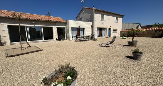 Il a fallu 7 ans à Thierry et Quentin Lemaître, père et fils, pour construire le gîte.