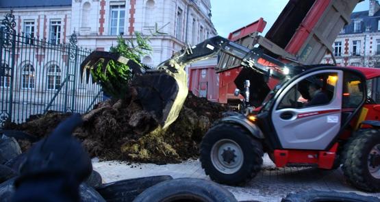 Les manifestants ont déversé plusieurs bennes de fumiers, pneus, bâches... devant la préfecture.