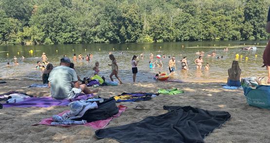 La plage de Bonneuil-Matours est située entre le camping municipal et le parc de Crémault.