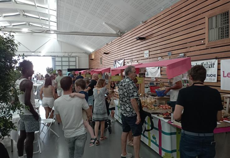 Le marché des producteurs a permis de faire connaître les produits locaux aux visiteurs rochelais, avides d’acheter local.