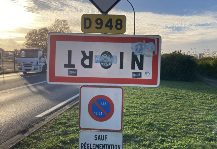 Les panneaux retournés ont fleuri partout en France, pour illustrer la colère des agriculteurs.