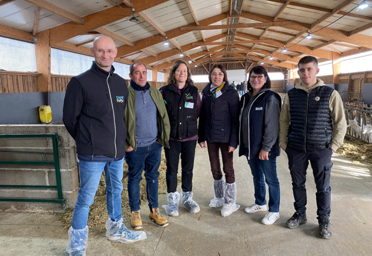 Samuel Hérault, président du salon Capr'Inov et du Brilac, Stéphane Berneau, l'éleveur hôte, Angélique Roué, conseillère caprine à la CIA 17-79, Christiane Morisset, élue CIA 17-79, Isabelle, salariée de l'exploitation et Corentin, fils de Stéphane.