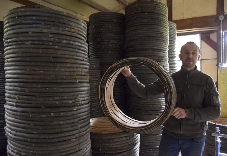 Yannick Glangetas présente les meules contenant les morceaux cintrés.