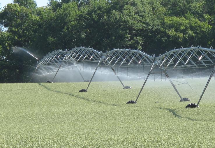 Parmi les mesures de ce plan, « 30 M€ supplémentaires » devraient être investis dans l’équipement des agriculteurs avec des « systèmes d’irrigation plus économes en eau ».