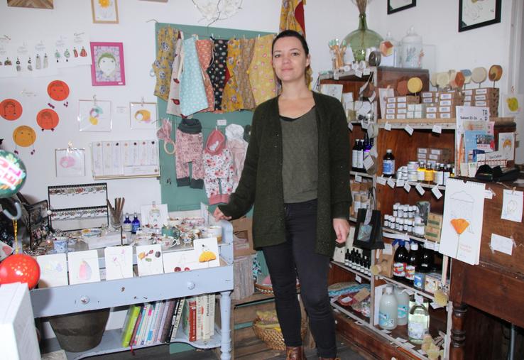 Dans son magasin Brin de Pierre, Marie Bres-Paitel propose aussi ses créations coutures (derrière elle) ou bougies (à sa droite).