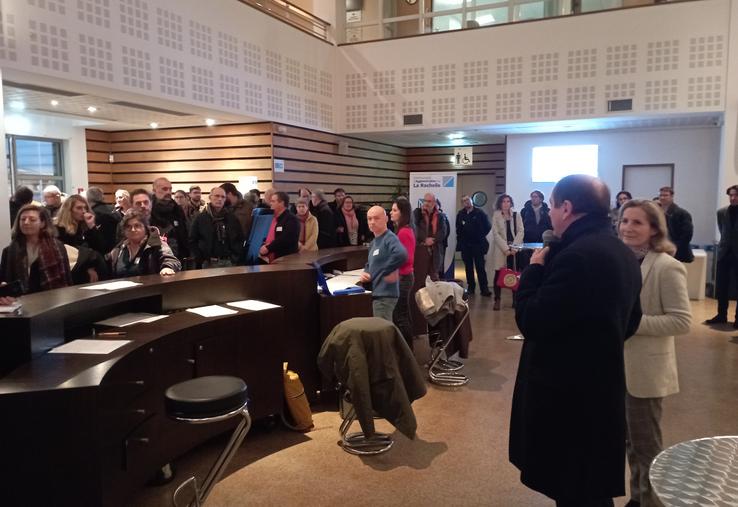 Avant le début des échanges en groupe, Marc Maigné et Myriam Bacqué (au premier plan à droite) ont invité les participants, agriculteurs comme riverains, à « commencer à se parler ».