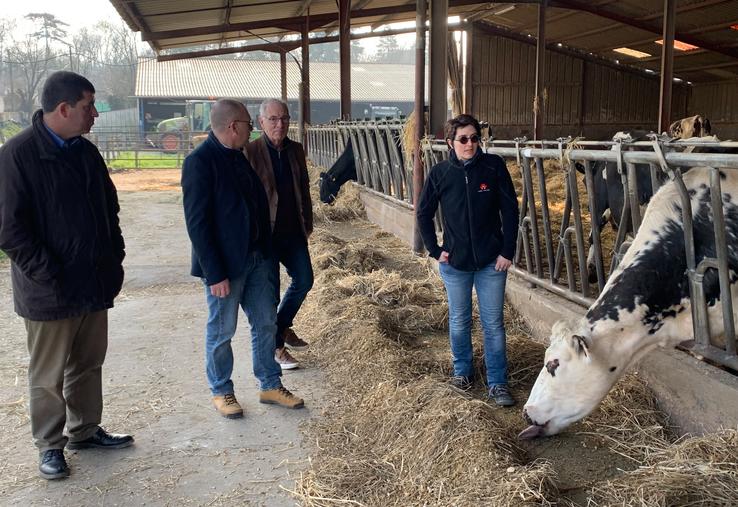 Les représentants des trois intercommunalités ont échangé avec Élodie Dubut, exploitante à Saint-Georges-des-Coteaux.
