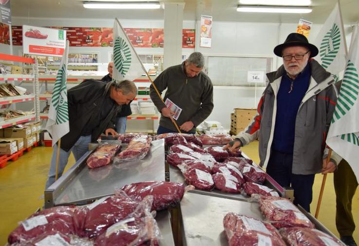 Les agriculteurs de la FNSEA16 et de JA ont scruté les étiquettes des produits vendus par deux grossistes d’Angoulême.