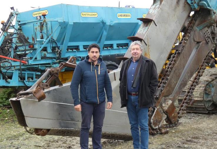 Damien Lesueur, conducteur de travaux de drainage, et Philippe Ratineau, chef d’agence de 
TransTerrassement, devant une trancheuse du groupe.