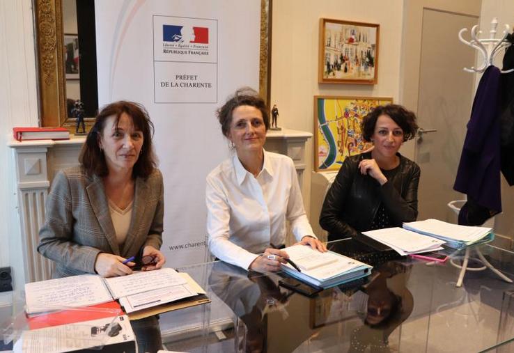 Marie-Christine Hébrard, Marie Lajus et Atika Rida-Chafi ont rappelé les mesures mises en places pour lutter contre le coronavirus au niveau de la Charente.
