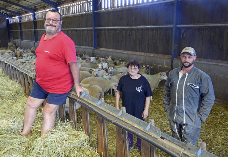 La famille Mazoin dans sa bergerie à Chasseneuil.