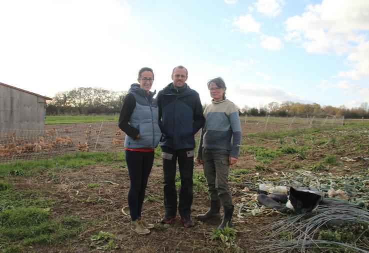 À la Folie Bergère, Laurence Gauthier, Benoît Lelaure et Anne Deguéret élèvent des moutons et des poules pondeuses et font du maraîchage. Il manque sur la photo, Amélie Lomont de la Gaiété fruité et Mélissa Marguerite, en parrainage, comme Anne, en vue d'une installation. Difficile, à 5, de se passer de 6,5 ha de surfaces agricoles.