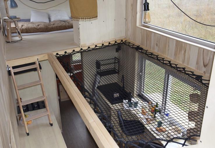 La tiny house de Yasmine est composée d'une mezzanine avec des chambres pour ses enfants de chaque coté.